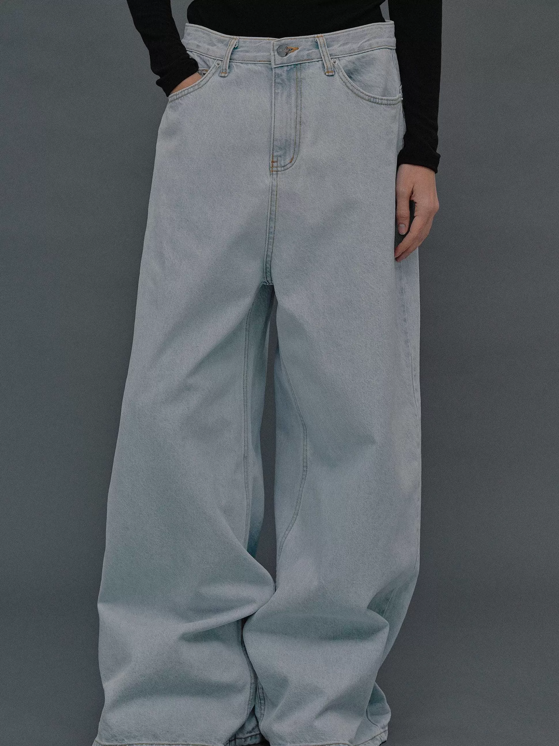 Women Source Unknown Denim-Oversized Fit Jeans, Light Blue Wash